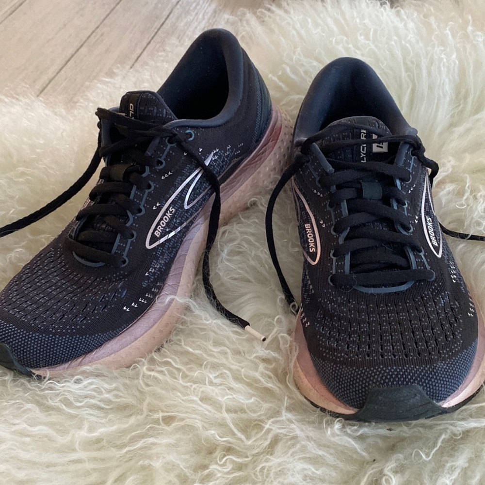 Brooks Glycerin 19 running shoes. 120 miles with lots of tread. No holes or rips